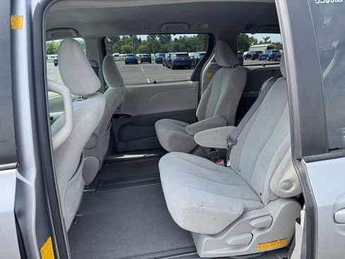 Used 2011 Toyota Sienna LE w/ Towing Pkg FWD image 18
