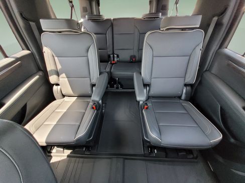 Used 2026 Chevrolet Suburban Premier AWD/4WD image 19