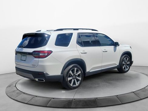 Used 2025 Honda Pilot Touring image 7