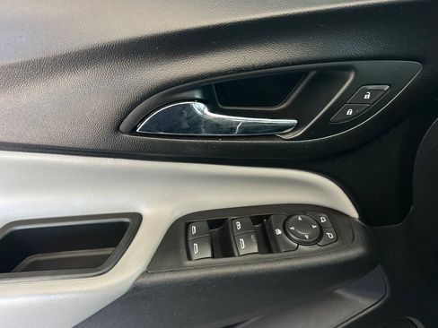 Used 2021 Chevrolet Equinox LS w/ LS Convenience Package FWD image 11