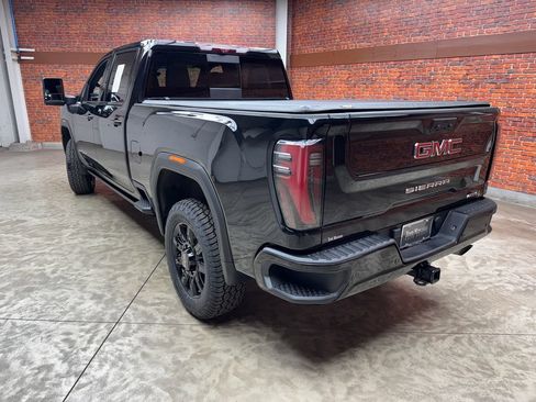 Used 2024 GMC Sierra 2500 AT4 w/ AT4 Premium Plus Package AWD/4WD image 2