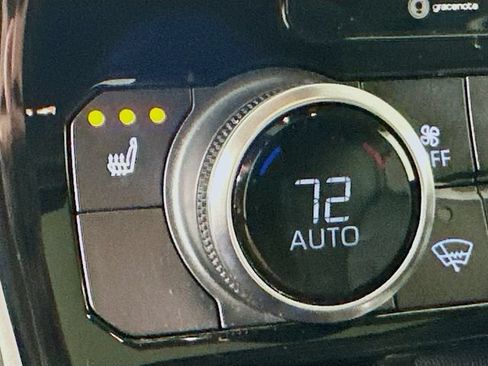 Used 2022 Toyota Highlander XLE AWD/4WD image 19