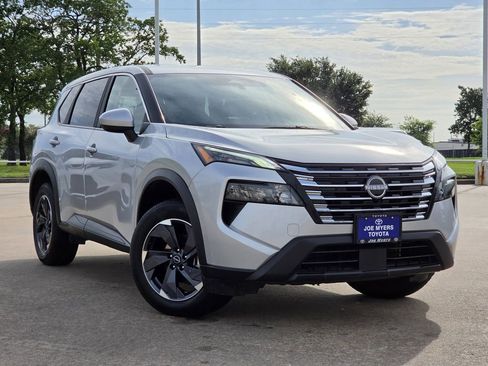 Used 2025 Nissan Rogue SV FWD image 2
