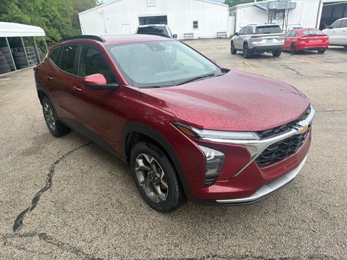 Used 2025 Chevrolet Trax LT FWD image 3