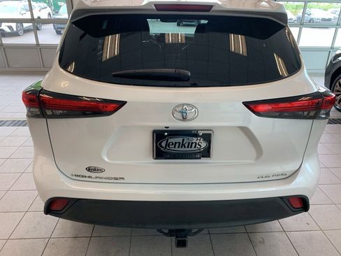 Used 2022 Toyota Highlander XLE AWD/4WD image 13