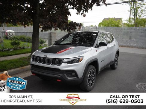Used 2025 Jeep Compass Trailhawk AWD/4WD image 2