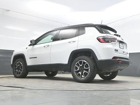 Used 2025 Jeep Compass Trailhawk AWD/4WD image 30
