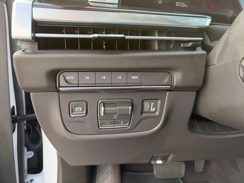 Used 2026 Cadillac Escalade Luxury AWD/4WD image 11