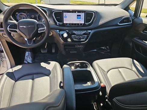 Used 2025 Chrysler Pacifica Select w/ Uconnect Theater Family Group AWD/4WD image 22