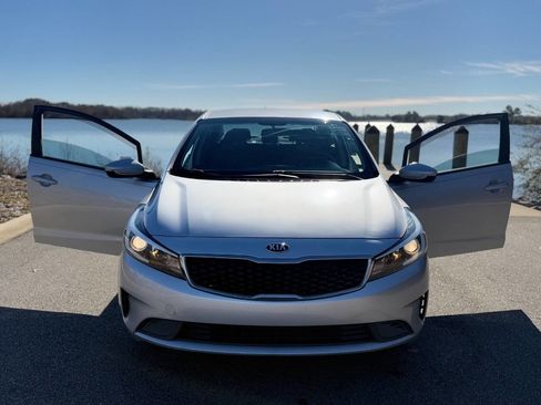 Used 2017 Kia Forte LX image 2