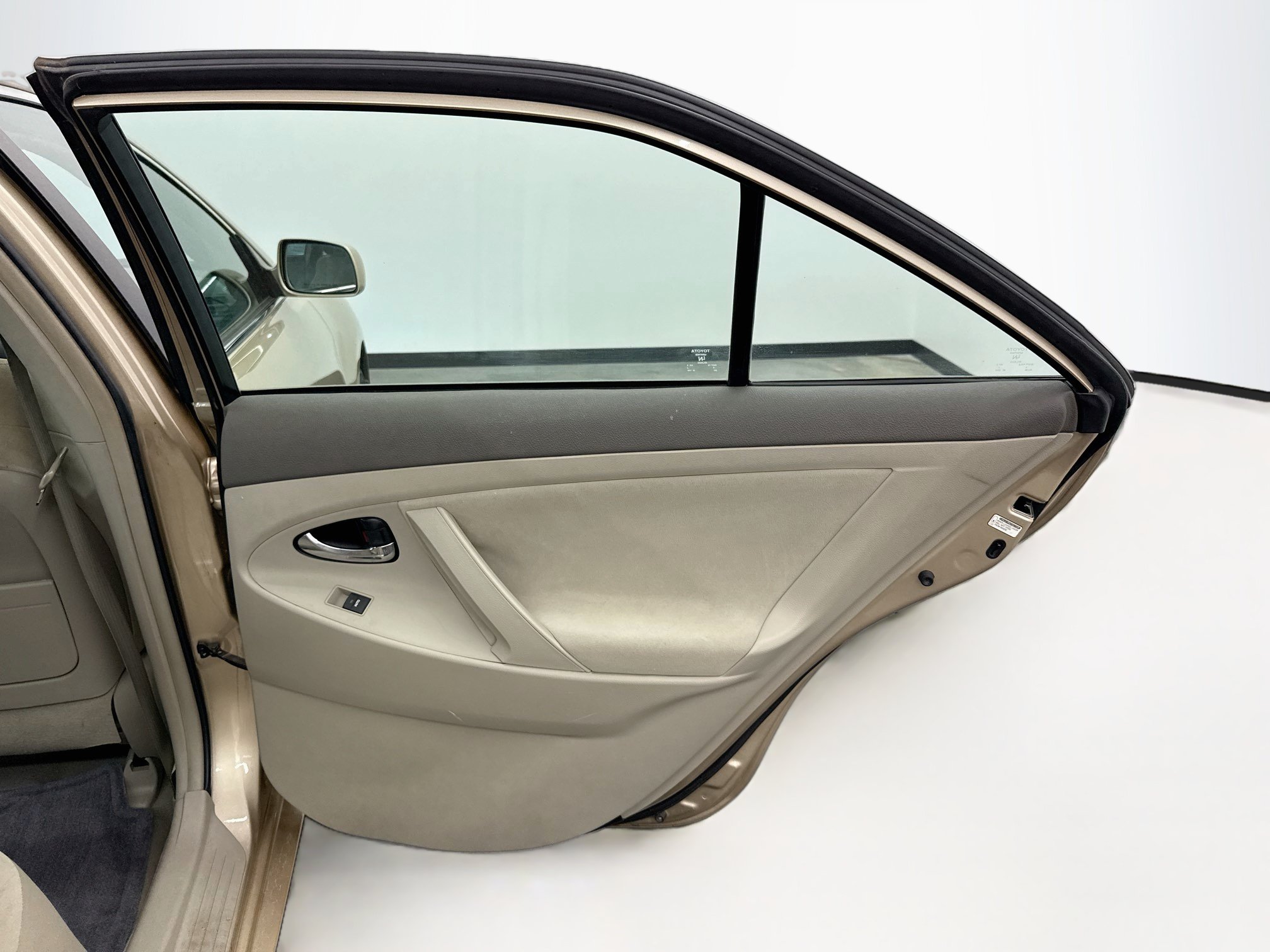 Used 2011 Toyota Camry LE FWD image 26