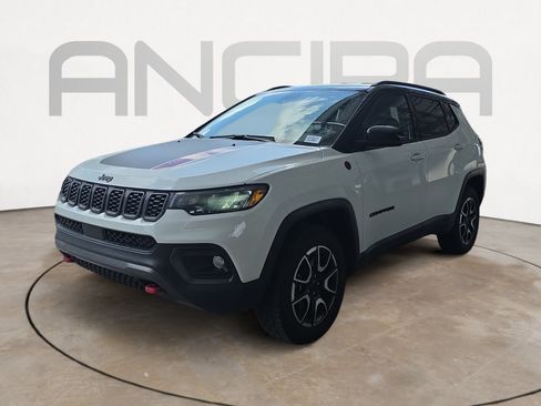 Used 2025 Jeep Compass Trailhawk AWD/4WD image 8