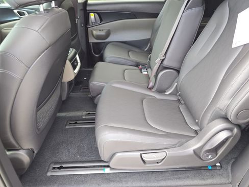 New 2026 Kia Carnival LXS FWD image 16