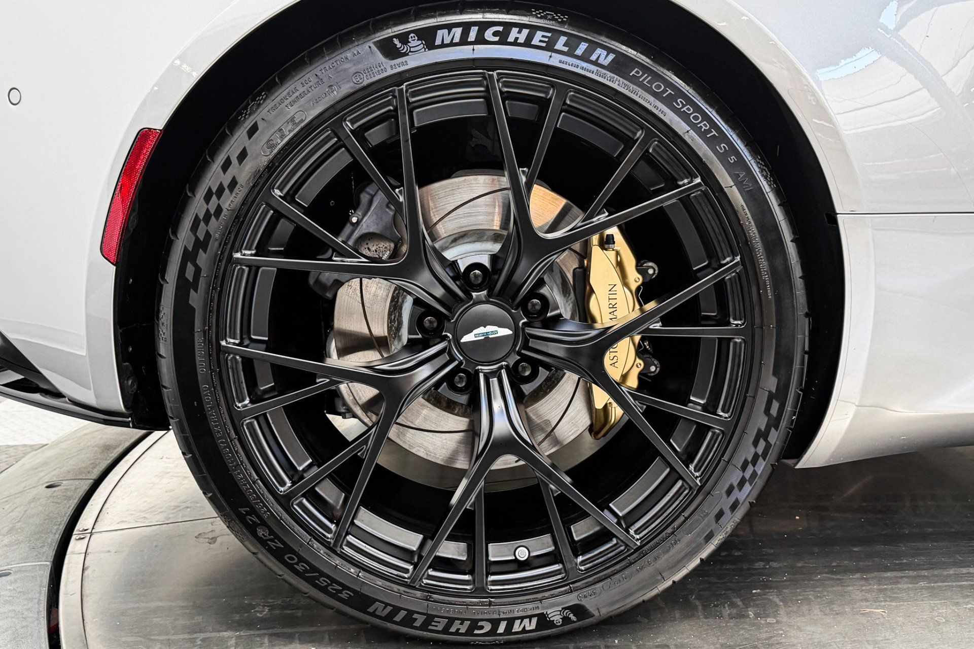 Used 2025 Aston Martin DB12 Convertible RWD image 34