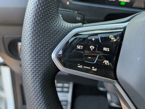 Used 2022 Volkswagen Tiguan SE R-Line image 32