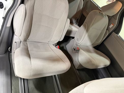 Used 2015 Toyota Sienna LE AWD/4WD image 37