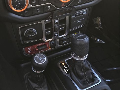 Used 2025 Jeep Gladiator Mojave w/ Convenience Group AWD/4WD image 14