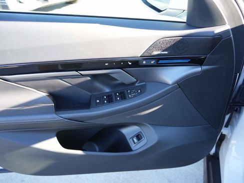 Used 2025 BMW 530i 530i Sedan RWD image 12