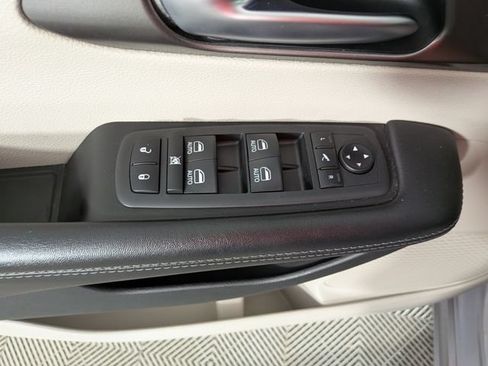 Used 2019 Chrysler Pacifica Limited FWD image 18