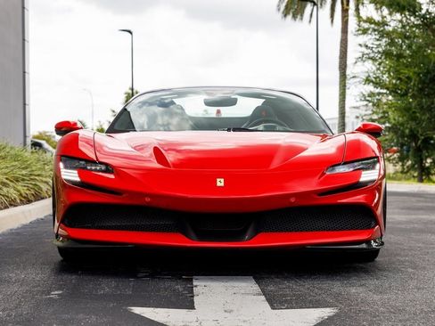 Used 2022 Ferrari SF90 Spider image 11