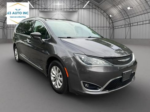 Used 2017 Chrysler Pacifica Touring-L FWD image 7