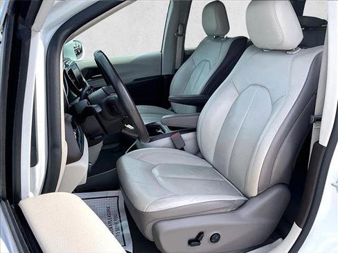 Used 2018 Chrysler Pacifica Touring-L Plus image 24