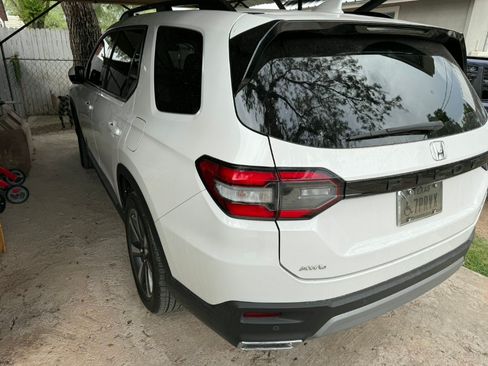 Used 2025 Honda Pilot Elite image 2