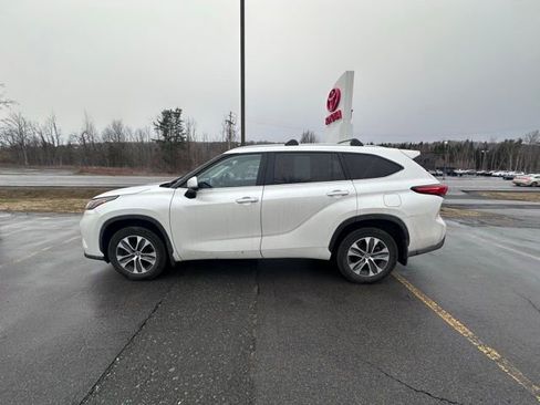 Used 2023 Toyota Highlander XLE image 6