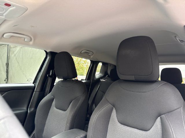 Used 2023 Jeep Renegade Latitude AWD/4WD image 19