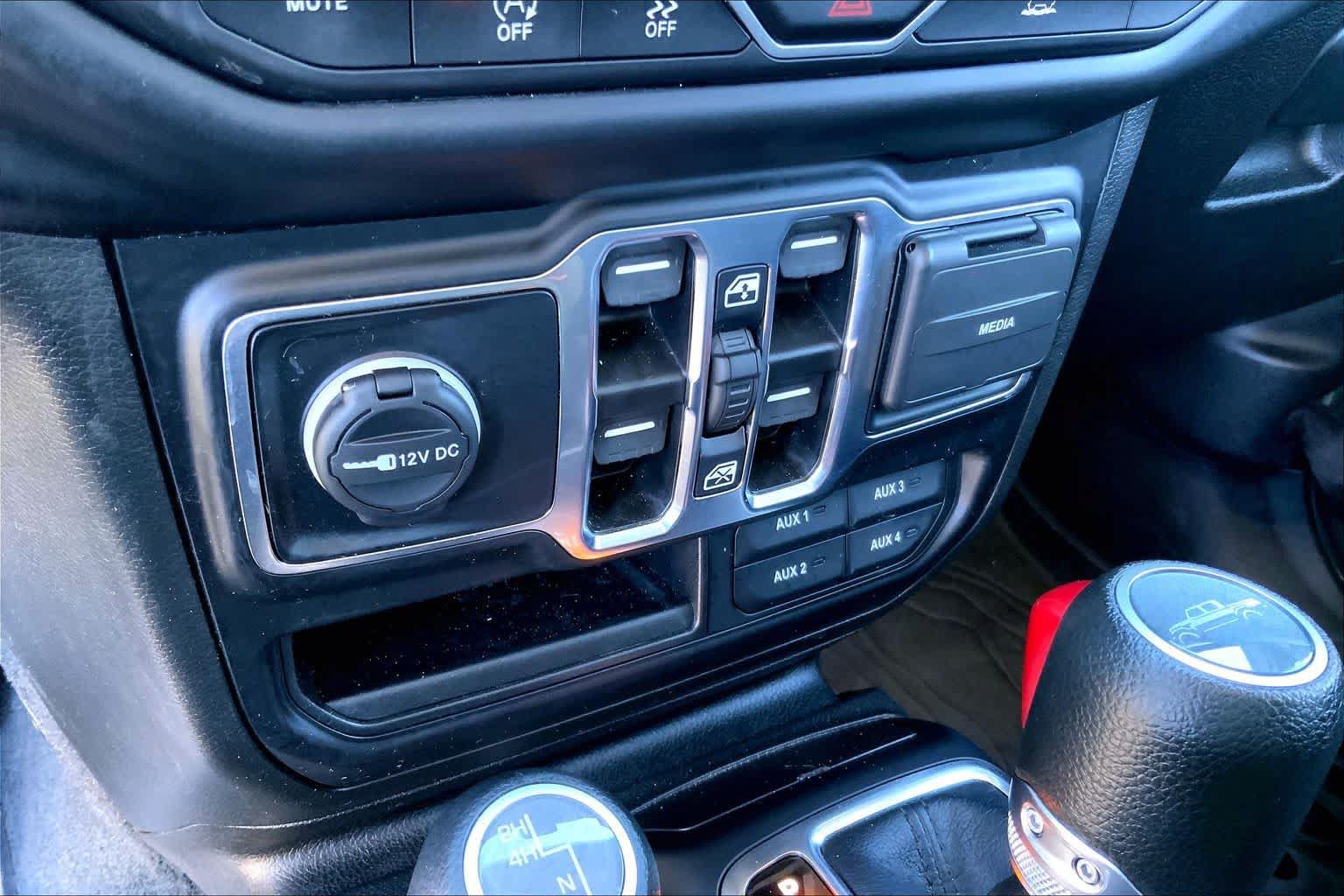 Used 2023 Jeep Gladiator Mojave AWD/4WD image 28