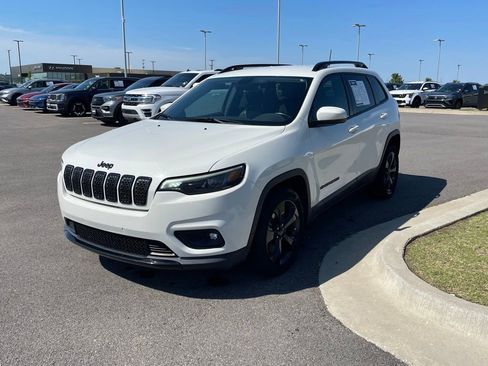 Used 2019 Jeep Cherokee Latitude Plus FWD image 3