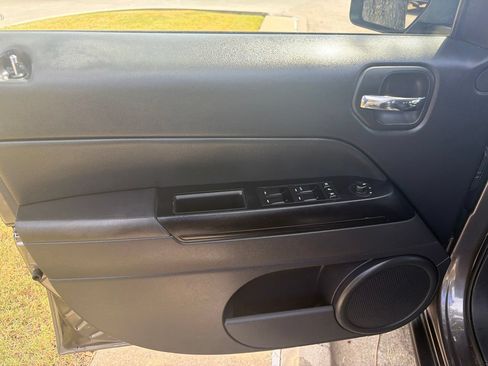 Used 2017 Jeep Patriot Latitude FWD image 9