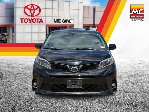 Used 2018 Toyota Sienna SE w/ Carpet Mat Package FWD image 8
