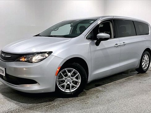 Used 2022 Chrysler Voyager LX image 3