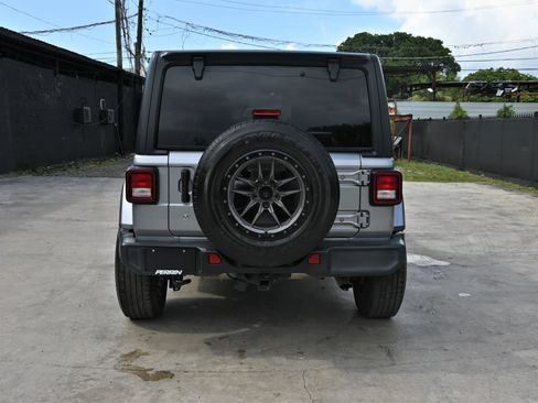 Used 2019 Jeep Wrangler Unlimited Sahara AWD/4WD image 4