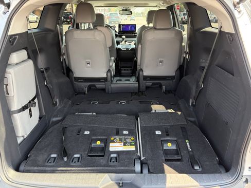Used 2025 Toyota Sienna XLE FWD image 16