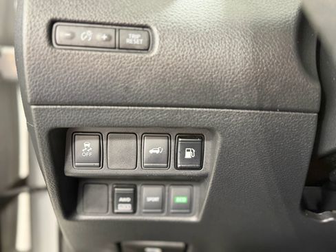 Used 2018 Nissan Rogue SV image 19