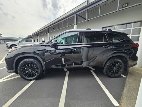Used 2022 Toyota Highlander XLE AWD/4WD image 2