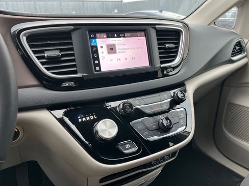 Used 2023 Chrysler Voyager LX image 20