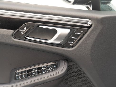 Certified 2025 Porsche Macan AWD/4WD image 21