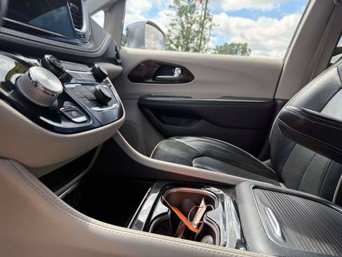 Used 2021 Chrysler Pacifica Limited AWD/4WD image 32