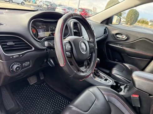 Used 2019 Jeep Cherokee Trailhawk image 28