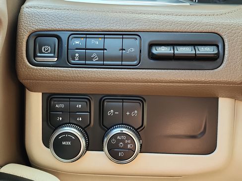 Used 2021 GMC Yukon XL Denali image 28