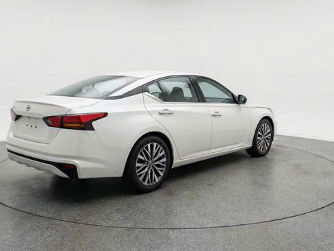 Used 2025 Nissan Altima 2.5 SV FWD image 9