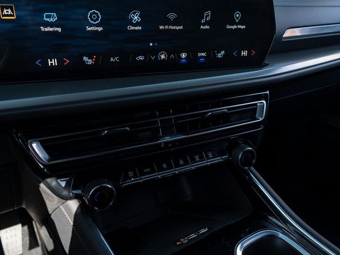 Used 2025 Chevrolet Traverse LT image 26