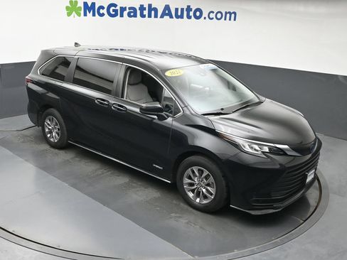 Used 2021 Toyota Sienna LE FWD image 3