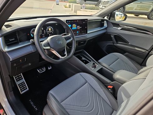 Certified 2026 Volkswagen Tiguan SE R-Line image 11