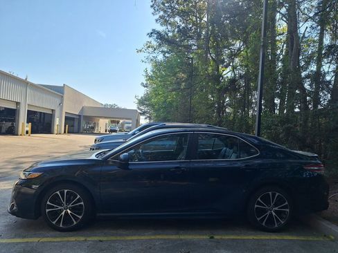 Used 2018 Toyota Camry SE image 2