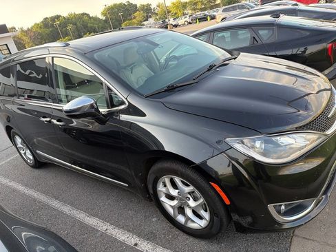 Used 2020 Chrysler Pacifica Limited FWD image 3