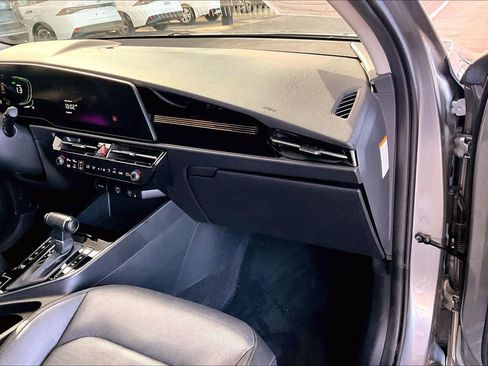 Used 2023 Kia Niro SX image 18